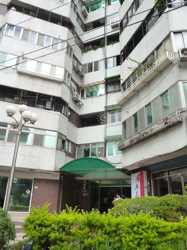 荷物を引き取りにいったら、ホストさんに<br />「お茶でもいかが。」<br />と誘われました。<br /><br />急ぐ旅でもないので、ありがたくいただきました。<br /><br />チーズケーキもごちそうになりました。<br /><br /><br />３０分ほどゆったりさせていただき、お礼を述べてチェックアウトしました。<br /><br />ぜひ機会があったら、Henry氏のお宿に宿泊してみてください。<br /><br />https://www.airbnb.jp/rooms/3411020