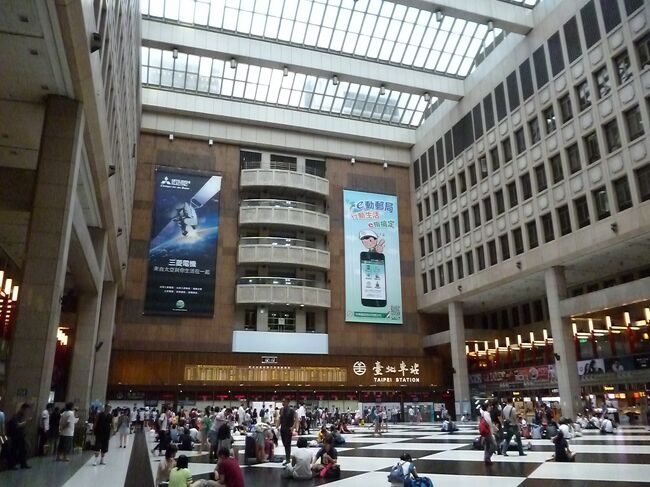 いつ来ても立派な台北駅です。<br /><br />ホストさんの奥様から<br />「台北駅の２階は美味しいものがたくさんあるわよ。」（英語）<br />との情報を得ていました。