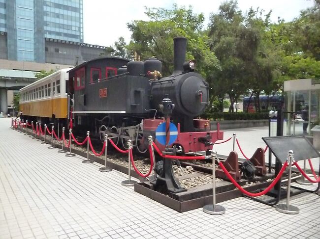 駅舎の外には、機関車が展示されていました。