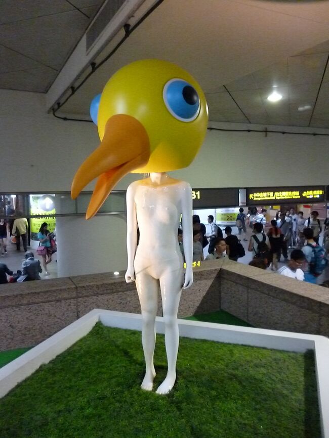 駅からＭＲＴへ行く途中にありました。<br /><br />ああ、ここにいたのね。<br /><br />首から水がどばそば流れているけど。