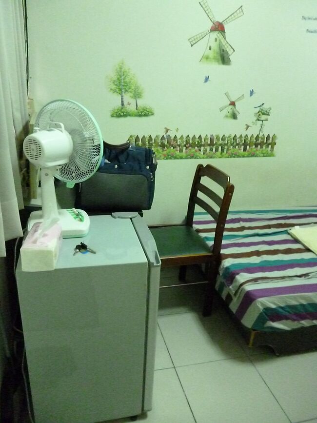 雨が本降りになる前にチェックインできてよかった。<br /><br />英語でいろいろと説明を受けるも、半分ほどの理解。<br /><br />まぁ、それほど重要なことはないでしょう。<br /><br />ゴミの始末と、Wi-Fiと、エアコンがわかればＯＫ！<br /><br />それと、チェックアウトは鍵を部屋の中にいれておけばいいそうです。