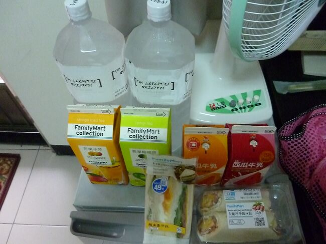 明日は台風が再接近するので、籠城するための備蓄を購入してきました。<br /><br />ファミマでは、日本のクレカが使えない！と言われました。<br /><br />本当かな？