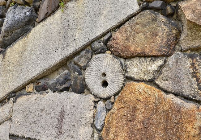 高石垣<br />中央にある穴の開いた丸い石が石臼をリサイクルしたものです。<br /><br />中国の「西湖十景」に倣って「渉成園十三景」が命名され、その風雅さは多くの人たちに賞賛されました。ことに儒学者・漢学者の頼山陽（らいさんよう）は、『渉成園記』で園内の風雅な様を讃え、主な建物や景物を「十三景」に分けて紹介しています。<br />『渉成園記』が執筆された頃まで渉成園は火災に遭っておらず、造営当初の姿が残っていたと考えられますが、惜しいことに江戸時代末期の２度の火災により、建物は焼失し、今ある建物は１８６４（元治元）年の蛤御門の変による炎上以降に復興されたものです。しかし、忠実に復元されており、頼山陽が賞賛したかつての姿を偲ぶことができます。