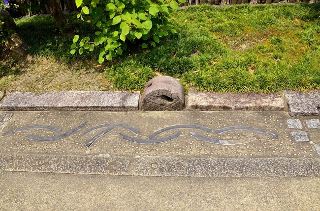 埋め込まれた瓦と石臼を組合わせた、遊び心満点のオブジェです。<br />渉成園は、１４代 琢如以降も歴代の隠居所となり、現在も東本願寺の関係者の住まいとなっています。そのため、入口側の休憩所を除き、同園内での飲食はできません。その分、余計な喧騒に巻き込まれることなく、静かに庭を愛でることができます。