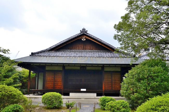 園林堂（おんりんどう）<br />傍花閣に対応する持仏堂で、１９５７年に再建されたものです。正面４間で、中央間には桟唐戸を吊り、仏堂風の意匠としています。園林とは中国宮廷に造られた大規模な庭園を指すそうですが、仏教の世界では浄土を意味するそうです。桂離宮にも同じ「園林堂」という名前の持仏堂があります。<br />内部には、杉や水辺の月などを描いた版画家 棟方志功作の「天に伸ぶ杉木」「河畔の呼吸」と題された４２面とも４４面とも言われる襖絵で飾られているそうです。<br />