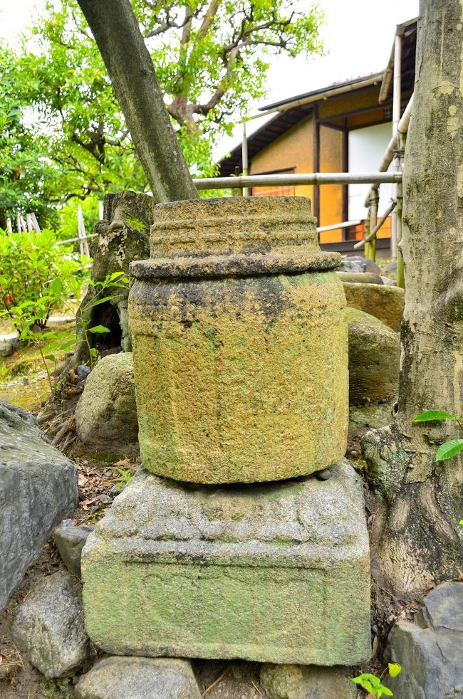 塩釜の手水鉢<br />千利休や裏千家との関わりが深かったことから、苑内には「縮遠亭」「蘆庵」」などの茶室が散在しています。閬風亭と園林堂の間に建てられた２階建の茶室「廬菴」の２階には、四畳半の主室と台目３帖の控の間を備えています。<br />それでいて文人趣味の庭園かと思えば、やはり仏寺の庭園らしく、内仏が安置されている「園林堂」と「傍花閣」を中軸に全体設計されているそうです。