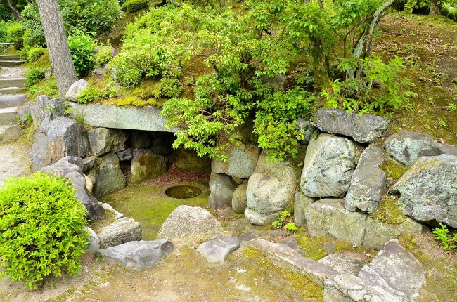 塩釜<br />縮遠亭の築山の北麓に石組みの横穴があり、その奥の底には井筒があります。縮遠亭で茶会が催された時の水源として使われたそうですが、現在は水が枯れています。