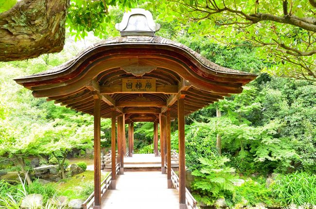 回棹廊<br />ただ単に真っ直ぐに伸びた平坦な回廊ではなく、中央部が２段高くしてあるのが特徴です。<br />中央の高段で景色を愉しむことができるように配慮されたものかもしれません。