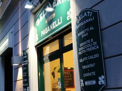 【Gelateria Paganelli Di Paganelli F.】

やってきたのはこちらの店になります。
ガイドブックには掲載されていないと思いますが、ミラノでも人気の店ですよ。
妻が事前チェックで発見しました！