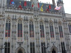市庁舎。

彫刻が見事ですね！
聖書の物語や歴史上の出来事を表しているのだそうです。
ベルギーで最も古い市庁舎のひとつ。

何だか、この広場だけでもう感動！！
10年ほど前にも来ているはずなのに、ここはあまり記憶にないんだよな〜。