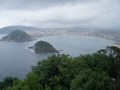 頂上からの眺め。あいにくの雨空です。