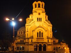 ライトアップされたアレクサンダルネフスキー寺院もなかなか素敵です。
夜に出歩くことはあんまりないんですが、連れて行ってくれた友達に感謝。