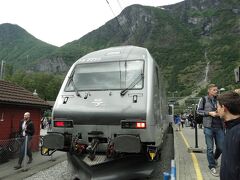 フロム駅。機関車は前後に連結されている。

フロム駅、海抜２メートル。５０分で８６４メートル下ったことになります。

フロムとは山間の小さな平地と言う意味。