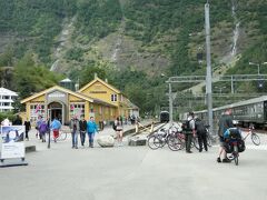 フロム鉄道博物館。フロム駅の隣。