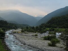 白馬大橋からは残念ながら白馬の山並みは見えず。