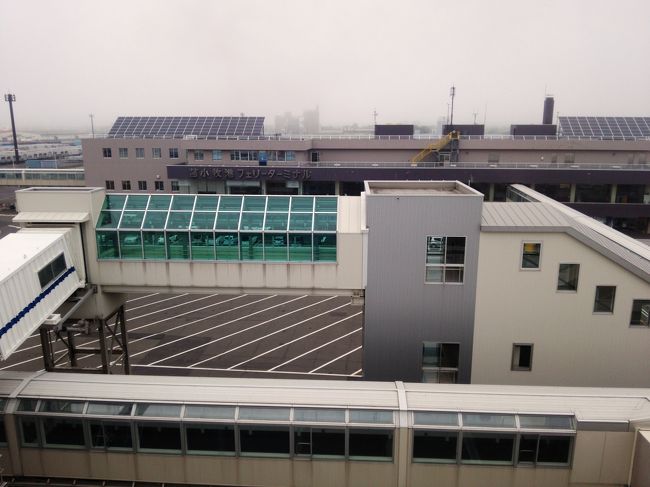 ベッドに戻り横になると、間もなく眠ってしまったようです。<br /><br />真夜中に一度目が覚めたので、水分を補給し、改めて寝ることにしました。<br /><br />次に目が覚めたのは朝の５時近く。<br /><br />まだ時間的に空いているだろうと思い、風呂に入ることにしました。<br /><br />なかなか立派な風呂でした。<br /><br />そして１１時に苫小牧港に到着。<br /><br />苫小牧港からは札幌直通の高速バスを利用することにしました。<br /><br />発車は１１時４６分。<br /><br />１２時に苫小牧駅を経由し、道央自動車道で札幌に入ります。<br /><br />車内にトイレがないと知っていたので、極力水分をとらないようにしていました。<br /><br />約２時間後に札幌駅前に到着。<br /><br />近くの電器店でようやくＳＤカードを手に入れることができたのでした。