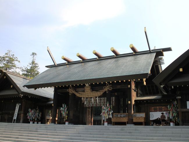 新政府によって北海道開拓が本格的に進められることとなった明治初期、明治天皇の勅旨によって東京の神祇官によって開拓の神が祀られることとなりました。<br /><br />明治２年、大国魂神・大那牟遅神・少彦名神の３神を祀る「北海道鎮座神祭」が斎行され、開拓長官東久世通禧卿が３神を奉じて函館に上陸、１２月３日に札幌に入って仮社殿に奉遷されました。<br /><br />現在地に遷座したのは明治４年。<br /><br />社名は「札幌神社」を称しました。