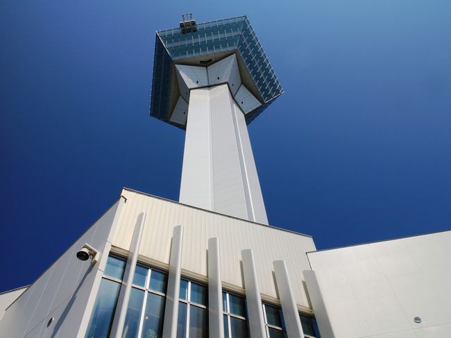 函館駅前に到着したら、まずは市電に乗ってホテルへ向かいます。<br /><br />函館駅前電停から市電に乗り込むと、本日は港まつりのため午後４時から一部区間で運転をとりやめると、運転士から案内されました。<br /><br />自分で立てた行程と照らし合わせ、あまり影響がないことを確認したので、一日乗車券を買うことにしました。<br /><br />しばらく市電にゆられ、五稜郭公園前電停で下車。<br /><br />ホテルはそこから徒歩７分ほどの場所でした。<br /><br />まだチェックインの時間ではありませんが、フロントの男性に荷物を預かってくれるよう依頼すると、快く引き受けてくれました。<br /><br />身軽になったので、いざ函館のシンボル五稜郭へ。