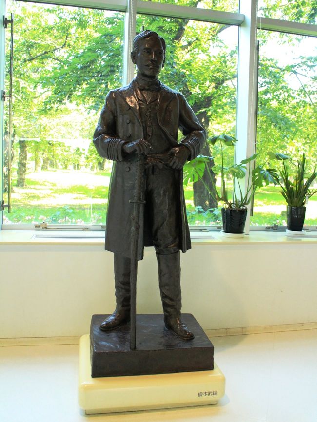 二人目は榎本武揚。<br /><br />諸術調所で武田斐三郎の薫陶を受けた一人です。<br /><br />榎本は幕臣の子で、長崎海軍伝習所で航海術を学び、オランダに留学して国際法などを修めました。<br /><br />帰国後は幕府海軍を率いて江戸を抜け出し、蝦夷地の五稜郭を占領。<br /><br />新政府軍と激しく戦うも武運拙く敗北し、逮捕・投獄されたのでした。<br /><br />しかし彼の才能を惜しむ声が新政府内で強まったため、釈放されて開拓使として出仕することになります。<br /><br />内閣制度が始まると、様々な大臣の職に就任。<br /><br />旧幕府側の人物としては異例の生涯を送ったのでした。