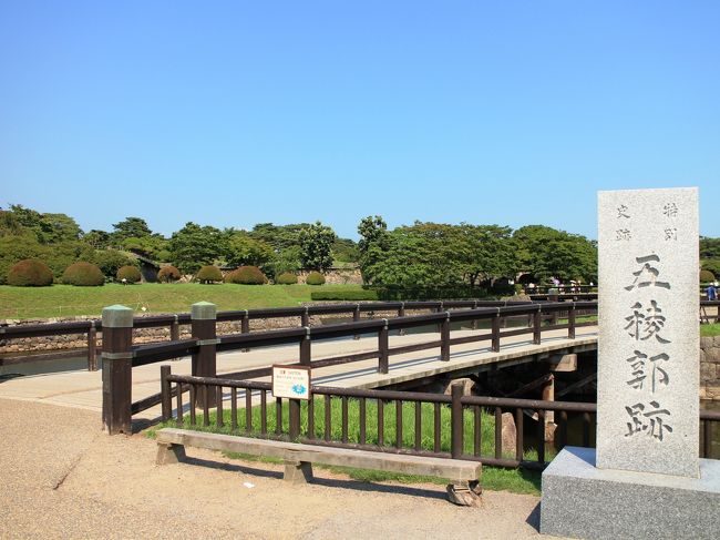 タワーからの眺めを楽しみ、内部の歴史回廊をひととおり見学し終えたので、実際に五稜郭の土を踏むことにしました。<br /><br />大政奉還によって函館奉行は廃され、五稜郭は箱館府によって政庁として使用されていましたが、旧幕府軍は五稜郭を奪うことに成功し、松前城を陥落させるなど善戦しました。<br /><br />しかし幕府軍の旗艦である開陽丸が暴風のために座礁して沈没し、旧幕府軍は手痛いダメージを受けることとなったのでした。<br /><br />それでも土方は新政府軍が蝦夷地で最後に籠っていた江差を落とし、旧幕府軍は蝦夷地全域をおさえることに成功しました。<br /><br />榎本は各国の領事を招待して蝦夷平定祝賀会を催し、ここに独立国「蝦夷共和国」が成立したのでした。<br /><br />明治元年の暮れのことでした。<br /><br />しかし年が明けて冬が去った頃から、新政府軍の反撃が開始されます。<br /><br />陸軍奉行並に就任していた土方は、新政府軍の上陸を阻止しようと八面六臂の活躍を見せますが、一本木関門における戦いで馬上で敵の銃弾を受け、ついに戦塵に散ったのでした。