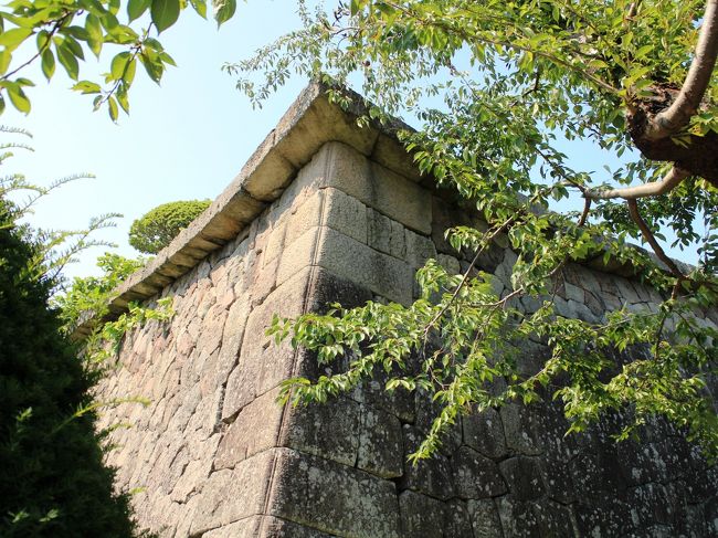 五稜郭の石垣には、他では見られない工夫が施されています。<br /><br />石積みの最上部から２段目だけ、外側にせり出しているのです。<br /><br />外部からの侵入者を防ぐための仕掛けで、刎ね出しと呼ばれます。