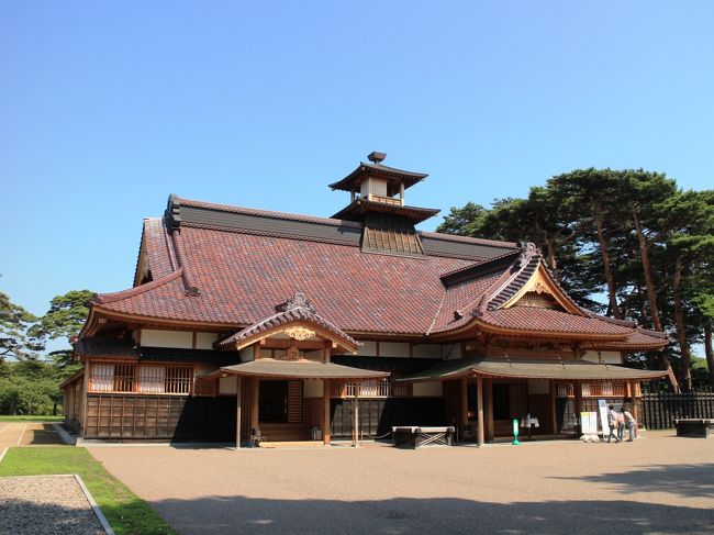 五稜郭のほぼ中央には、復元された箱館奉行所があります。<br /><br />函館に奉行所が置かれた最初は安政元年で、その時の場所は函館山麓でした。<br /><br />しかし港に近いために防衛においては不利であることから、現在の場所に移転され、奉行所を守るために五稜郭が築かれたのです。<br /><br />奉行所の移築と五稜郭の築造は同時に行われ、元治元年から奉行所としての業務が始まりました。<br /><br />明治２年５月１１日に土方歳三が戦死し、１７日には榎本武揚が新政府軍の陣地に出向いて降伏を宣言。<br /><br />あくる１８日に五稜郭は開城となり、箱館戦争は終わりました。<br /><br />新政府は明治４年に奉行所庁舎を取り壊しました。<br /><br />復元された奉行所が完成したのは平成２２年のことです。