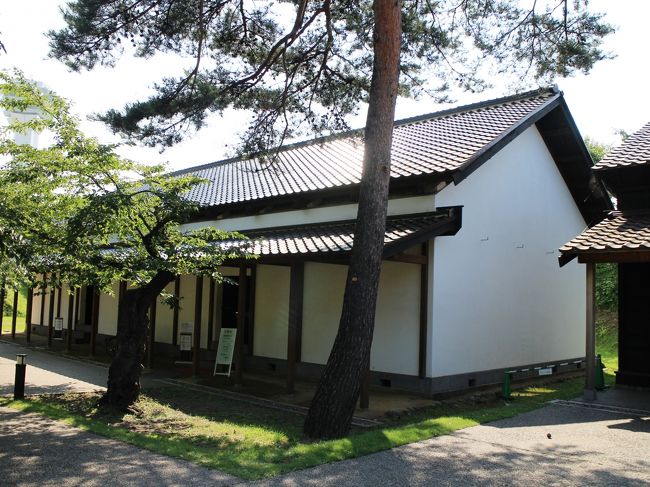 五稜郭内のほとんどの建物は新政府軍によって解体されましたが、ただ一つ兵糧庫だけは修復が重ねられて現存しています。<br /><br />五稜郭は明治６年から陸軍省所管となりますが、大正３年からは公園として一般開放されました。<br /><br />兵糧庫は大正６年、伊予松山藩出身の片山楽天によって箱館戦争の資料館「懐旧館」となりますが、後に閉鎖されます。<br /><br />その後２度の修復を経て現在に至ります。