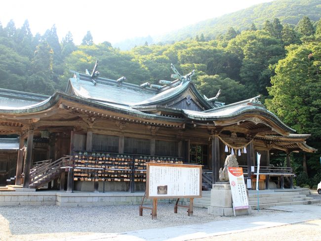 大鳥居からさらに石段を上り詰めると、大正式八幡造の社殿が現れます。<br /><br />函館八幡宮の御創建は文安２年に遡ります。<br /><br />この頃、一帯を治めていた河野政通公が居館の東南に八幡神を祀ったのが始まりとされます。<br /><br />なお、政通公の居館は方形であったことから「箱館」と呼ばれ、それが地名になったと言われています。<br /><br />後に江戸幕府によって鎮座地が箱館奉行所の用地に選ばれたため、八幡宮は会所町に奉遷。<br /><br />さらに明治１３年に現在地に奉遷されました。