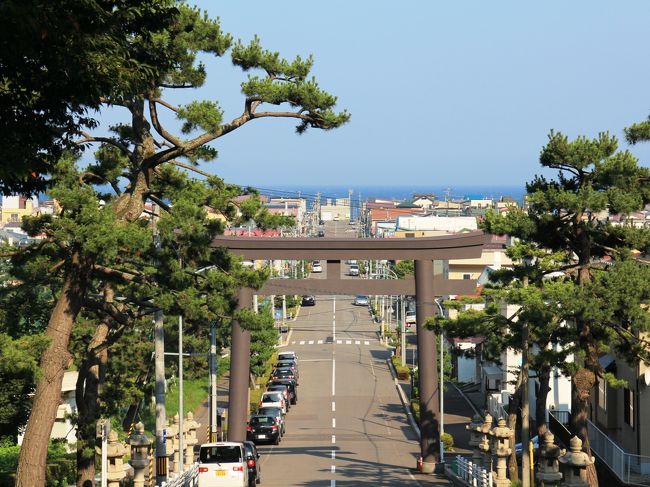 主祭神の八幡神（応神天皇）も、配祀の住吉大神・金刀比羅大神も、海にゆかりの深い神様です。<br /><br />参拝を終えて振り返ると、大鳥居の向こうに海が広がっていました。<br /><br />函館山のふもとで海が見える現在の鎮座地は、函館という土地においてこれらの神々が鎮まるに最も適した場所のように思います。