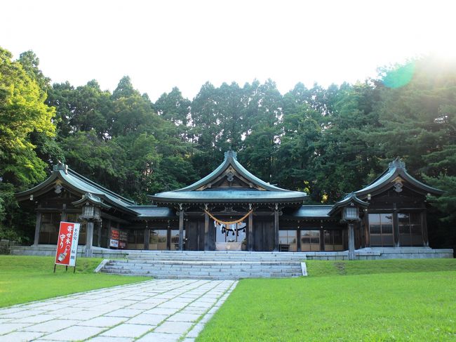 そしてついに函館護国神社に到着しました。<br /><br />日本全国、旧内務大臣指定護国神社巡礼の旅は、いったんここで閉じられることになります。<br /><br />戊辰戦争、箱館戦争から先の大戦までに戦争で命を失った郷土出身の御英霊をお祭りしています。<br /><br />他の護国神社同様、幕府側の戦死者はお祀りしておりません。<br /><br />結局日本は、先の大戦の戦後どころか幕末から明治に起きた内戦の戦後さえ迎えていないのではないでしょうか。<br /><br />維新動乱の和解さえ済んでいないのが現実であり、さらに明治維新に本当に大義があったのかも見直される必要があるのではないかと思います。<br /><br />ともあれ先に見たアイヌ同様、いつも為政者の都合の良いように使い捨てにされるのが弱い存在の方たちです。<br /><br />名もない英雄たちに感謝する心をなくしてはなりません。