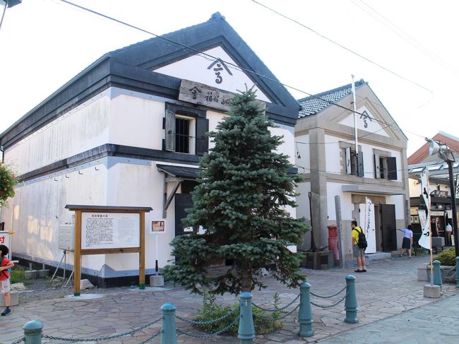 宝来町からお隣の十字街電停まで１区間だけ市電に乗り、箱館高田屋嘉兵衛資料館を訪れました。<br /><br />正面に向かって左側が、明治３６年に築造された１号館。<br /><br />壁には北前船の重石（バラスト）として使用された越前石が利用されています。<br /><br />船は重石を乗せて箱館に向かい、箱館で石を下ろすかわりに大量の産物を積んで、帰って行ったのでした。<br /><br />向かって右の２号館は、大正１２年に築造された鉄筋コンクリート造。<br /><br />館内には、武田斐三郎がイギリスのものを参考に作った日本最古のストーブなどが展示されています。