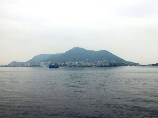 曇りの天気ですが、波の向こうに函館山がしっかり見えます。