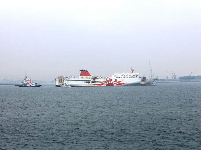 また、苫小牧沖で火災が発生し乗客が避難する騒ぎとなったさんふらわあ号が、停泊していました。<br /><br />火は見えませんが、まだ鎮火に至っていない状況です。<br /><br />この火災事故によって乗員１名が亡くなってしまいました。