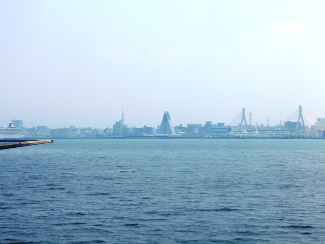 フェリーの船内に売店などはなく、自動販売機のカップ麺で空腹をしのぎました。<br /><br />時々デッキに出て風に当たりますが、雲が垂れ込めていて気分も晴れません。<br /><br />３時間の乗船時間は非常に長く感じられました。<br /><br />１２時１０分、無事に青森港に着岸。