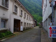 今日お世話になる「元湯夏油」は旅館部と自炊部で建物が分かれていて、建物がいくつかあります。湯治場の雰囲気があります。