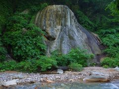 宿から登山道を登り下りし約20分で「天狗の岩」に到着。石灰を含む温泉によってできたもので、噴泉ドームとしては日本最大とのことです。