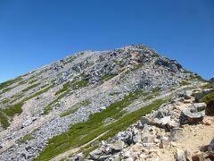 今回のルートで一番きつい登りでしたが、ようやく山頂が近づいてきました。