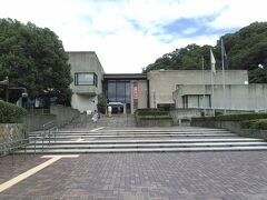 左手には鳥取県立博物館