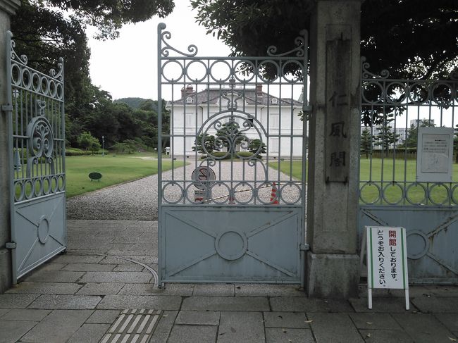 右手には仁風閣の入口