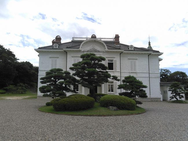 白亜の洋館です。当時の皇太子嘉仁親王（大正天皇）の山陰行啓時の宿泊施設として鳥取城跡の扇御殿跡に建てられたもの。因みに「仁風閣」との名称は日露戦争の連合艦隊司令長官の東郷平八郎が命名したとのこと。