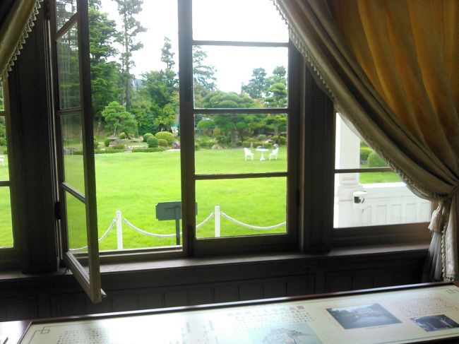 窓から芝生のお庭が垣間見えます