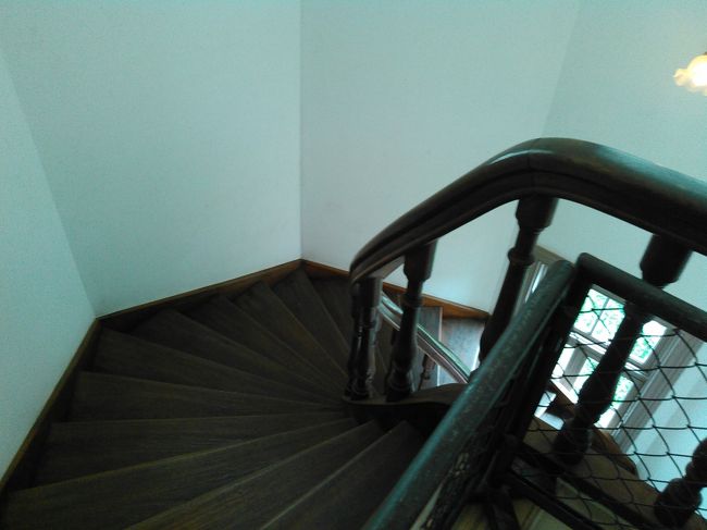 らせん階段を見下ろす