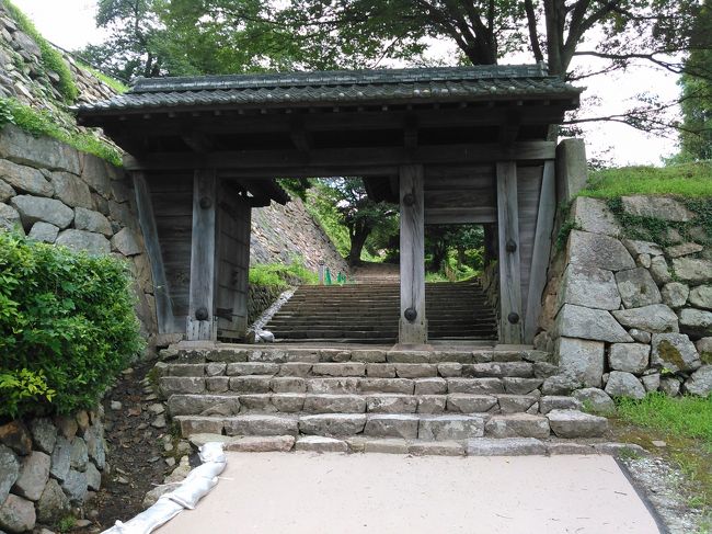 仁風閣を後にし、鳥取城跡へ。真夏の炎天下(34℃)を登りっぱなしでバテます。