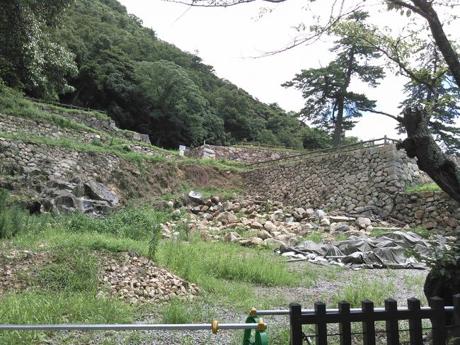 さらに上もありますが、予算がないのか復元された建物はなく、ただ石垣のみです。