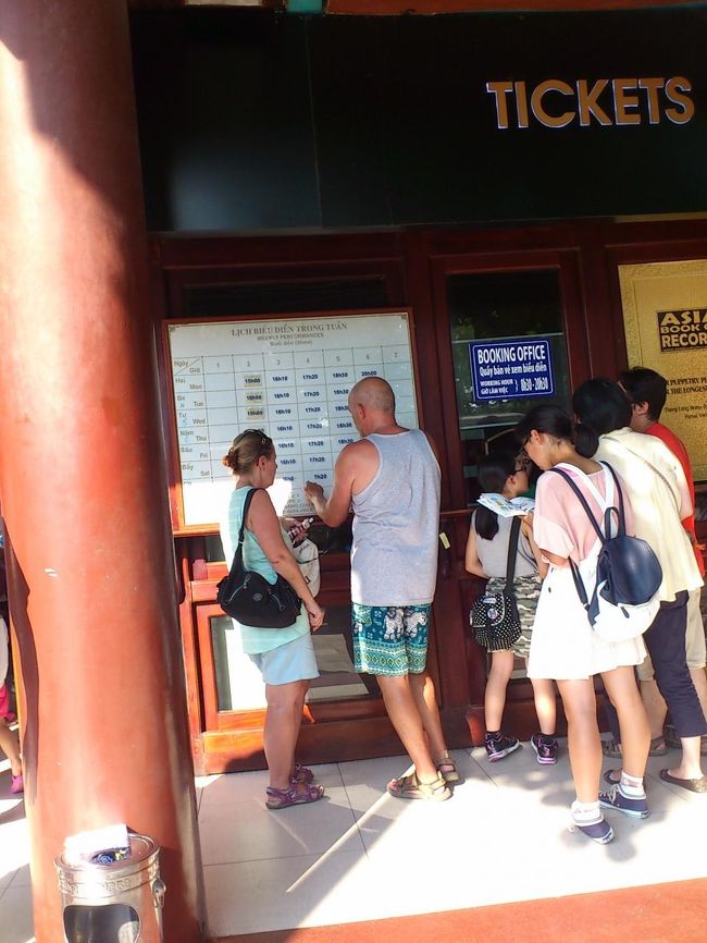 水上人形劇場。１７：２０分の回まで約１時間待ちなので、旧市街を散策して時間調整。