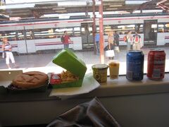 しばらく時間があるので、地下鉄で数駅先にあるエル・ブジのフェラン・アドリア氏がプロデュースする「Fast Good」というファーストフード店へお昼を買いに移動。

持ち帰りでバーガー、ポテト、ドリンク、デザートのセットを頼み、アヴィラ行きの電車の中で食べる。

どれもボリュームがあり、食べ応え満点。

その間もアヴィラへ向かう電車は乾いた大地の中を進む。