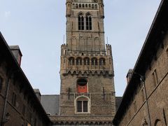 まずは鐘楼に向かいましょう。
マルクト広場までお土産屋さんを覗きながら歩いていたら、なんと昨日イーペルの猫祭りで会った女の子にバッタリ出会いました！

今日、ブルージュにいる事は聞いていたのですが、まさかこんなに早く出会えるとは思っても見ませんでした。

彼女はもう観光は一通り終わって、これから鐘楼に登る所だったので、一緒に行く事にしました。
混雑していると言う情報が多かったのですが、この時はすぐに入れました♪
写真は中庭から。
鐘楼へは中庭側にある階段を上り、2階でチケットを購入してから上って行きます。

