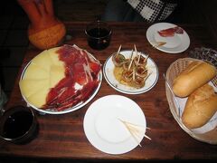 夕飯は以前「世界ふしぎ発見」でやっていた「メソン デル シャンピニオン」へ。

さすがにここには日本人が多いな。キノコの中に生ハムをちょこっと入れてニンニクオイルで焼いたシンプルなタパスですがウマ〜!!

生ハム＆チーズの盛り合わせとサングリアで今日も酒のアテ晩御飯。スペインの夜は毎晩酒とアテで充分です。