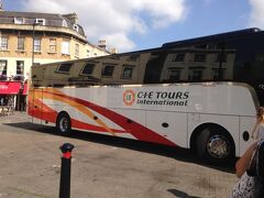 朝8時にGloucester RoadのTube駅から利用したのがこのバスです。
Day Tours Londonという現地のバスツアーを利用しました。
座席間隔も広く、無料でWifiが使え、座席の窓際にはコンセントと
USB端子も付いているので便利です。トイレも付いているので
観光地で自由に飲食した後でも安心です。

※Gloucester Roadは日本語ガイドの付く"mybus"ツアーの
待ち合わせ場所でもあるので、間違えないように注意ください。