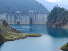 ここは、ダム湖一周をぐるっと車で周る事が出来ます（道路は一方通行）
要所要所で展望台みたいな場所があります。
その中でも稲包せせらぎ公園とダム天端にそれぞれ駐車スペースがあるので、そこに車を停めてみる事がお勧めです。

それ以外の展望スポットはあんまり眺望がよくありません。というか・・・・ダム湖がそもそも見えない(^_^;)